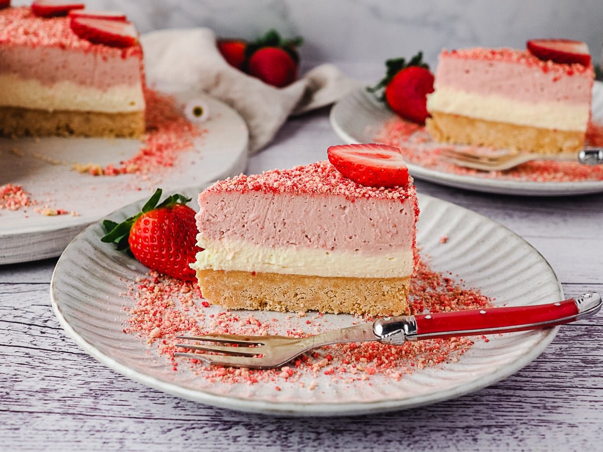 Droolworthy Valentine's Day Cake Recipes 18 Strawberry Crunch Cheesecake