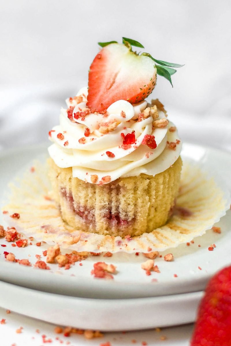 Droolworthy Valentine's Day Cupcakes 20 Strawberry Crunch Cupcakes