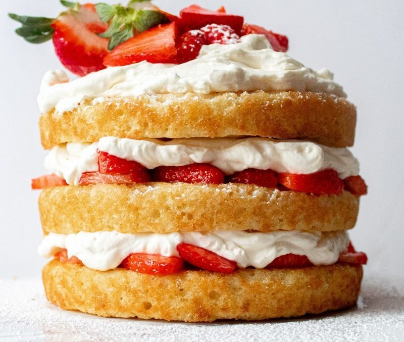 Droolworthy Valentine's Day Cake Recipes 14 Vanilla Cake with Strawberries