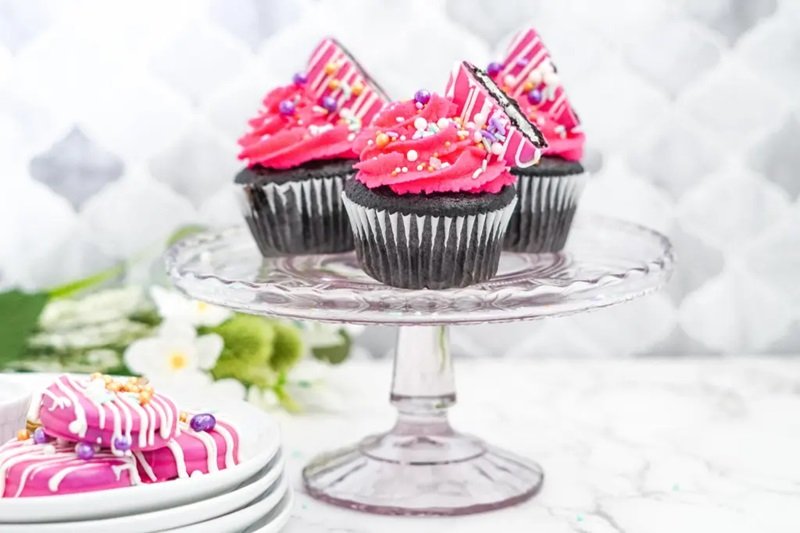 Droolworthy Valentine's Day Cupcakes 17 Dark Chocolate Cupcakes with Cute Pink Dipped Oreos