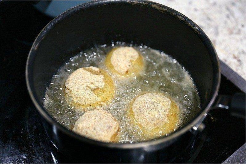 Green Chili Cheeseburger Stuffed Onion Rings 13 cooking onion rings in a pan