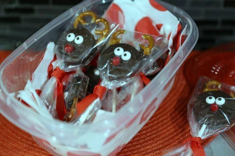 How to Make Reindeer Christmas Cookie Pops 17 reindeer oreo cookie pops in rubbermadidtub