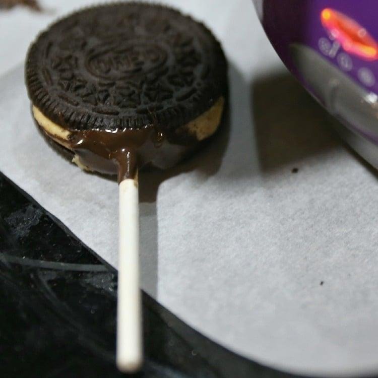 How to Make Reindeer Christmas Cookie Pops 13 Lolly pop stick stuck in oreo with chocoalte