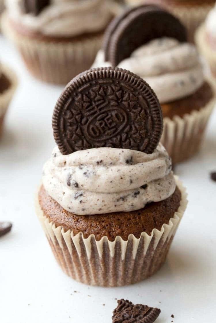 15 Delicious Desserts Round Up 16 OH OH OH OREO CREAM-FILLED CUPCAKES