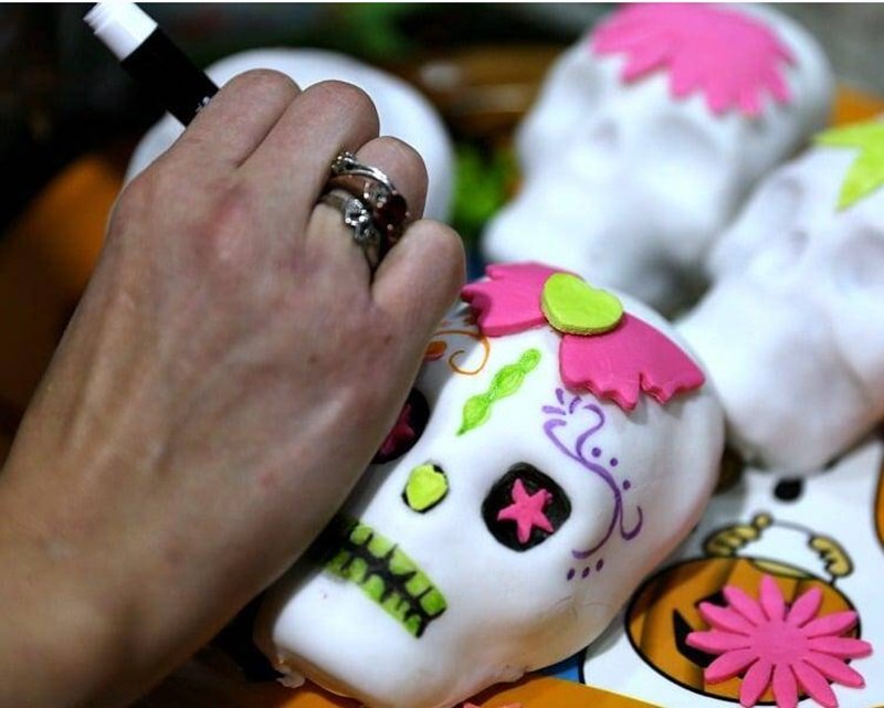 drawing on skull cake