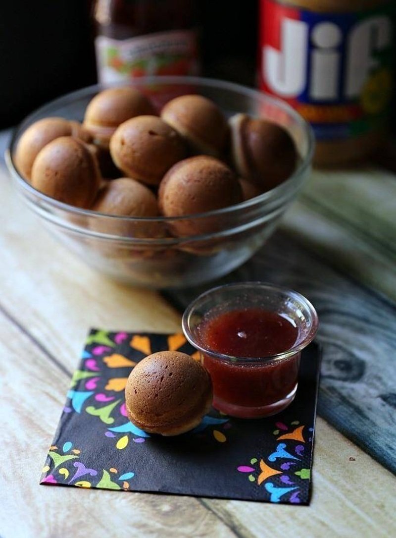 Baked Peanut Butter & Jelly Donut Holes 12 Baked Peanut Butter & Jelly Donut Holes