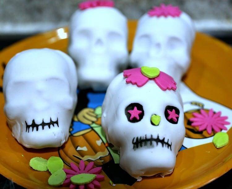 decorating skull cakes