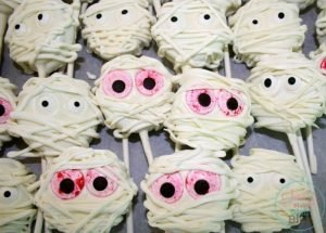 Mummy & Frankenstein Oreo Cookie Pops 21 Mummy & Frankenstein Oreo Cookie Pops