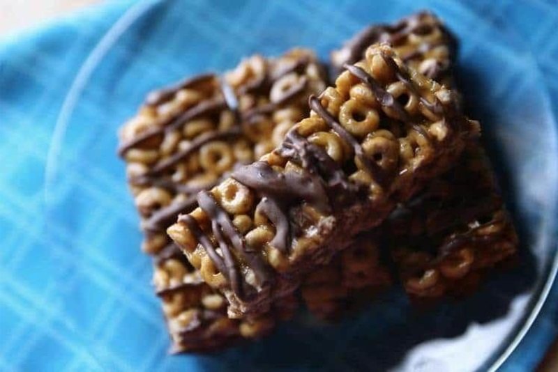 Peanut Butter Honey Cereal Bars with Dark Chocolate 16 Peanut Butter Honey Cereal Bars with Dark Chocolate