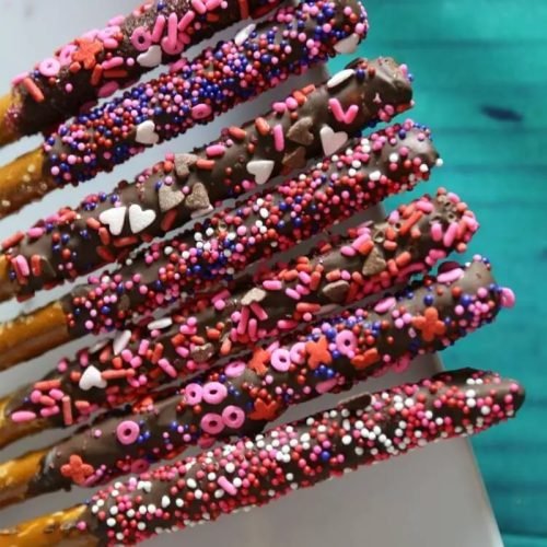 Valentine’s Day Chocolate Pretzels 13 Valentine's Day Chocolate Dipped Pretzels