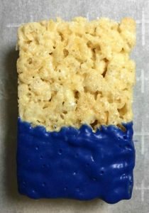 Easy Minions Rice Krispy Treats 17 rice krispy treat bottom dipped blue candy melt
