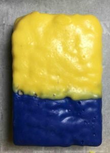 Easy Minions Rice Krispy Treats 18 rice krispy treat dipped in yellow and blue candy melt