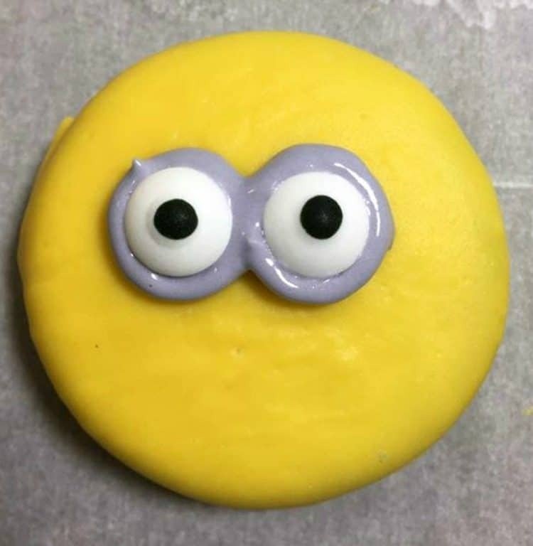 The Coolest Minions Oreo Cookies 13 eyes on yellow cookie with glasses