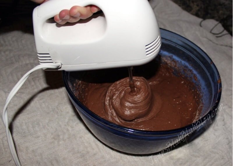mixing cake mix with mixer