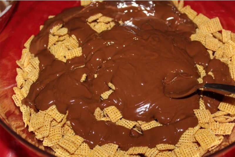 Valentine’s Day Muddy Buddies 13 chocolate on chex