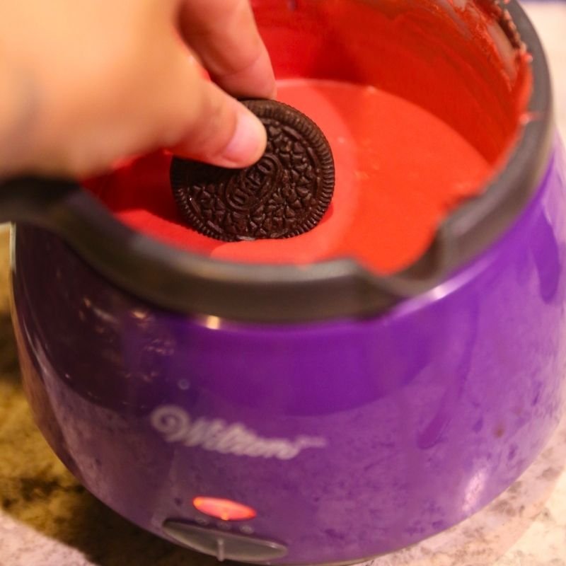 Valentine’s Day Oreo Cookies (Easy No-Bake Love Bug Treats) 12 dipping oreo into red candy melts