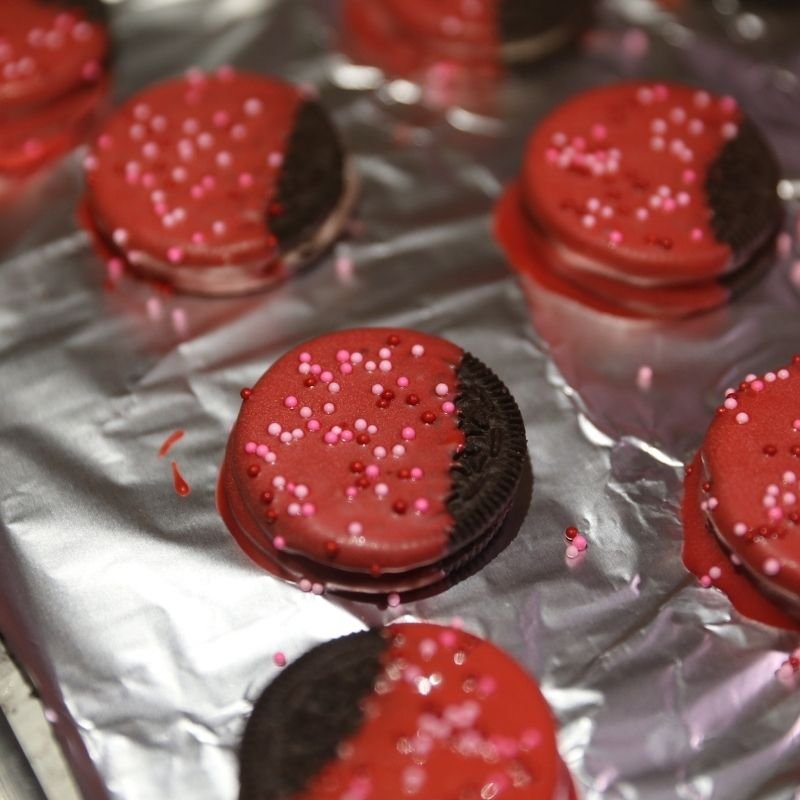 Valentine’s Day Oreo Cookies (Easy No-Bake Love Bug Treats) 13 candy coated oreos