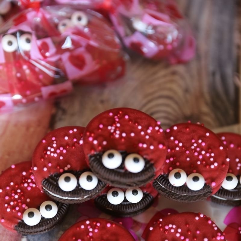 Valentine’s Day Oreo Cookies (Easy No-Bake Love Bug Treats) 15 Valentine’s Day Oreo Cookies (Easy No-Bake Love Bug Treats)