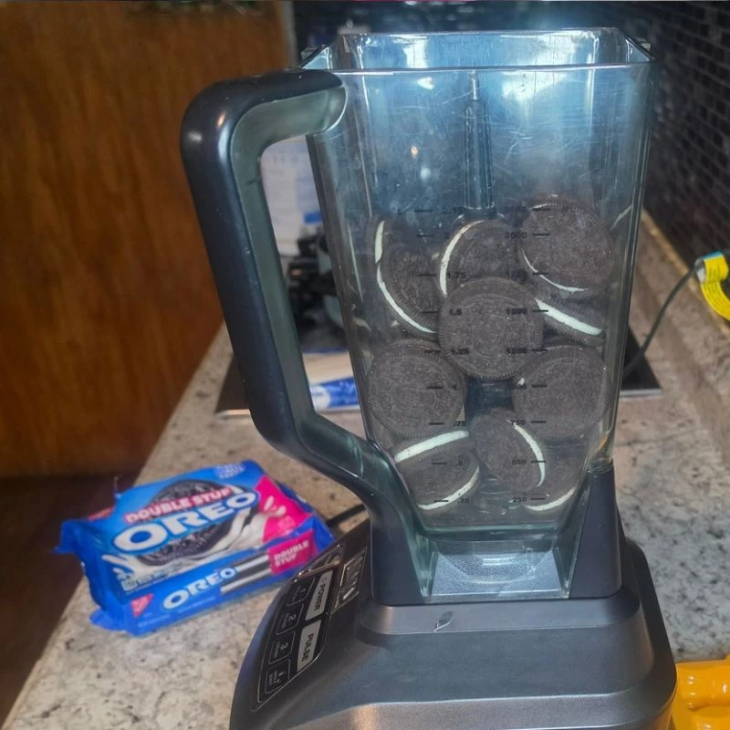 Easy No Bake Halloween Ghost Oreo Balls 9 Oreo's in a blender ready to be blended into oreo balls