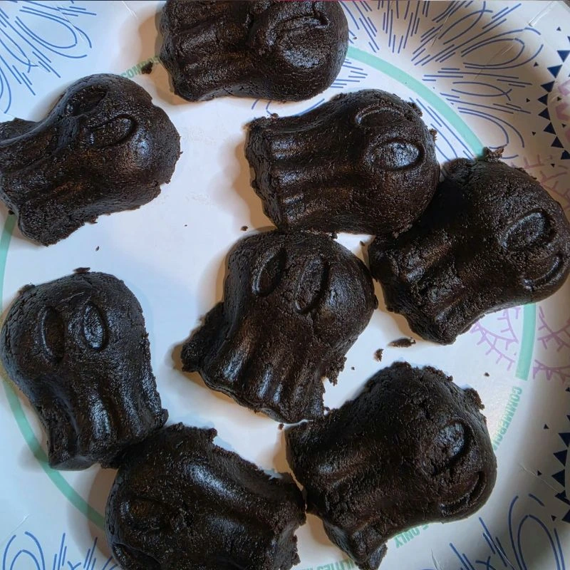 Easy No Bake Halloween Ghost Oreo Balls 11 molded oreo balls ghosts on paper plate